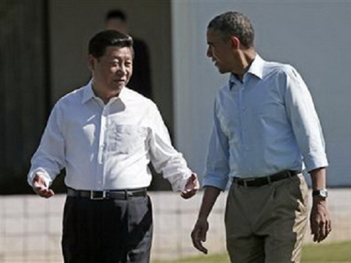 Chủ tịch Trung Quốc Tập Cận Bình (trái) trò chuyện với Tổng thống Mỹ Barack Obama trong khi cả hai cùng đi dạo – Ảnh: Reuters