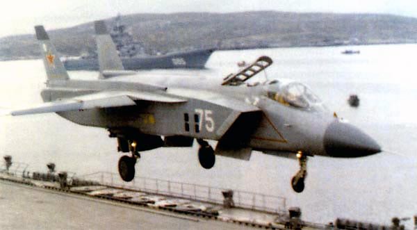 Yak-141 đang hạ cánh trên boong tuần dương hạm Baku(nay là tàu sân bay INS-Vikramaditya của Ấn Độ). Hồi sinh chương trình tiêm kích này được xem là cứu cánh cho hàng không hải quân Nga.