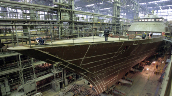 
	Con tàu đang được xây dựng tại nhà máy đóng tàu phía Bắc ở St Petersburg.