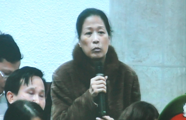 bà Phạm Thị Mai Phương - vợ của bị cáo Dương Chí Dũng tại phiên xét xử (Ảnh: Tuệ Minh)