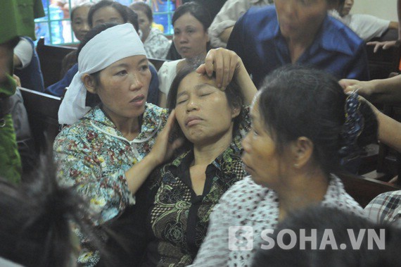 	Bà Nguyễn Thị Hải - mẹ nnạn nhân khóc ngất vì con