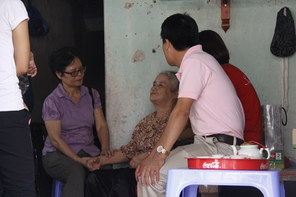	Lãnh đạo báo điện tử Trí thức trẻ cùng các nhà hảo tâm Sống hướng thiện trao quà cho bà Bùi Thị Thời.