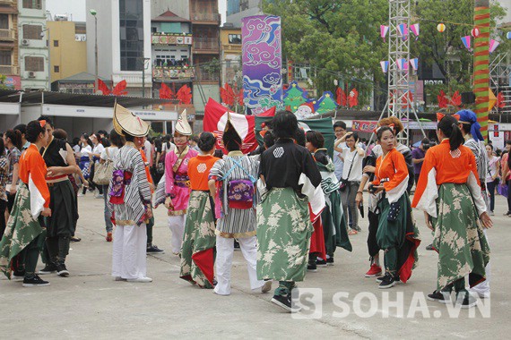 Các bạn trẻ viết lời ước nguyện tại hội hoa anh đào 2013