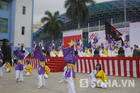 
	Tại sân khấu chính diễn ra các chương trình nghệ thuật song song triển lãm