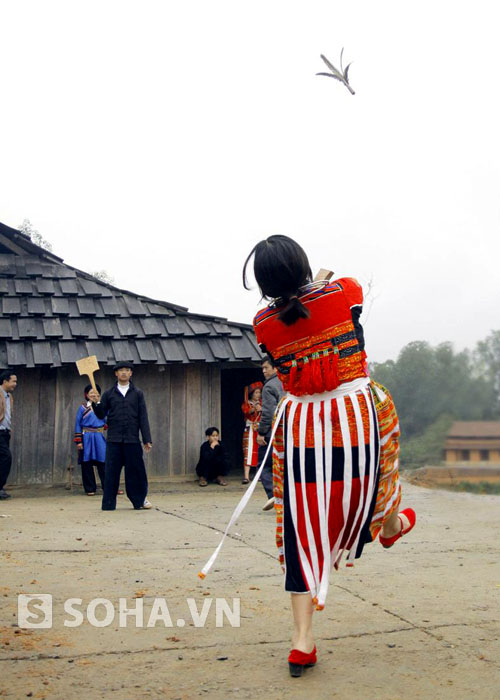 Đánh yên của người Mông cũng hơi giống với đánh cầu lông.