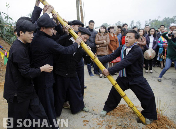 Thanh niên trai tráng sẽ chôn cây tre.