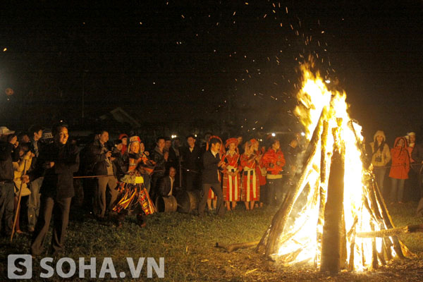 Lễ nhảy lửa thường được tổ chức vào cuối năm, khi thời tiết đang bước vào thời kỳ khắc nghiệt nhất của mùa đông.