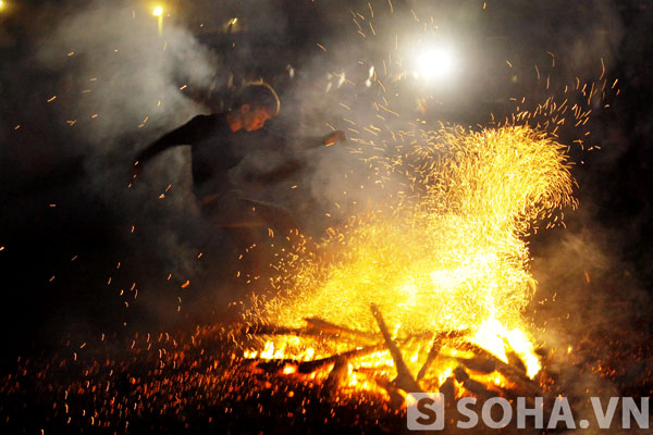 Sức mạnh của thần linh sẽ che chở và bảo vệ họ không bị bỏng.