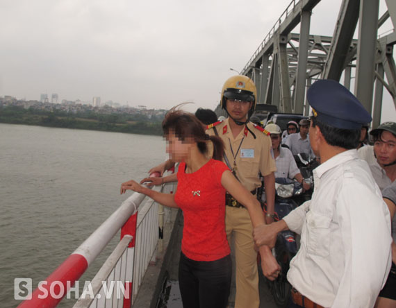 Mặc dù người cô gái đã trèo qua lan can định gieo mình xuống tự vẫn nhưng Thượng Sỹ Nguyễn Hải Linh cùng một số người trong tổ bảo vệ cầu đã kịp thời ngăn chặn.