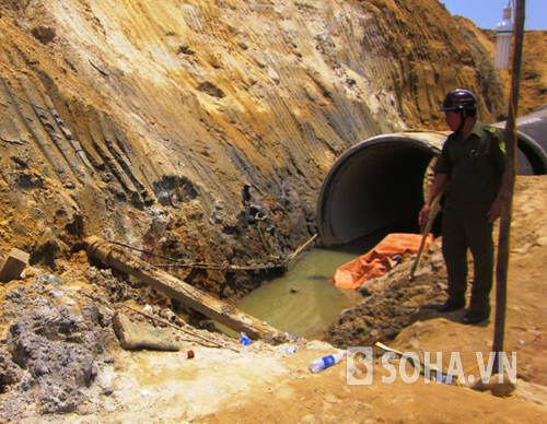 
	Hiện truường vụ tai nạn bị ống nước đè khiến một người chết ở xã Kỳ Hoa, huyện Kỳ Anh (Hà Tĩnh) vào ngày 13/5.