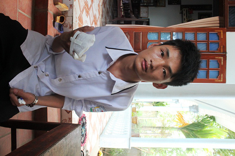 
	Em Đoàn Văn Lực (học sinh lớp 12A5 - trường THPT Anh Sơn I, tỉnh Nghệ An) bị thương ở tay phải vẫn quyết tâm thi đỗ tốt nghiệp THPT.