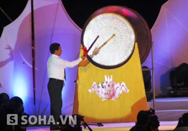 
	Ông Hồ Đức phớc Bí thư tỉnh ủy, Chủ tịch UBND tỉnh Nghệ An đánh trống khai hội du lịch Cửa Lò năm 2013.