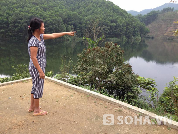 
	Bà Lãnh Thị Phong, nhà ở sát bên chân đập Khe Sai: “Cứ mỗi buổi sáng trại lợn xả phân ra, nước đập bị chuyển sang màu đen”.