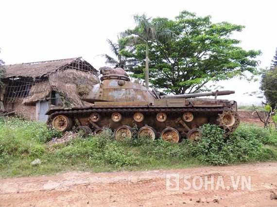 
	Chiếc xe tăng M48 hầu như còn đầy đủ mọi bộ phận, bị bỏ bên vệ đường mặc cho cỏ dại che phủ và nưa nắng ăn mòn gần hai năm nay.