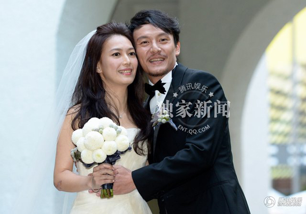 
	Trương Chấn là một diễn viên nổi tiếng Trung Quốc, anh cũng dính không ít tin đồn tình ái. Nhiều tờ báo đưa tin, Trương Chấn có một thời yêu Thư Kỳ say đắm, cả hai thậm chí còn tính chuyện kết hôn.