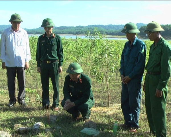 
	Ban CHQS huyện Cẩm Xuyên làm thủ tục tâm linh trước 3 ngôi mộ liệt sĩ vừa được tìm thấy (Ảnh do Ban CHQS huyện Cẩm Xuyên cung cấp).