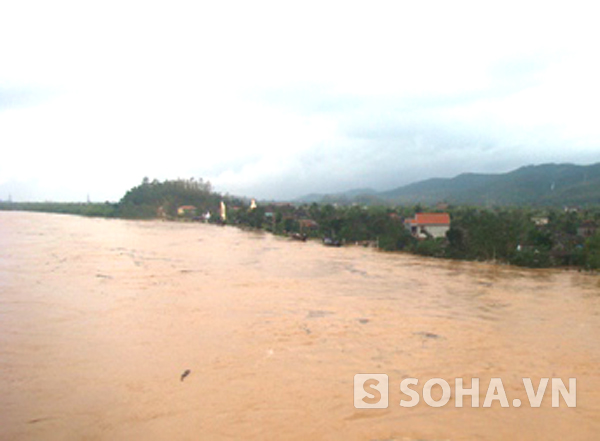 Quảng Bình: Hàng nghìn ngôi nhà đang chìm trong biển nước