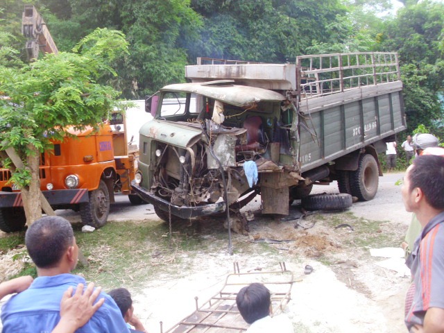 
	Chiếc xe tải cũng bị hư hại phần đầu