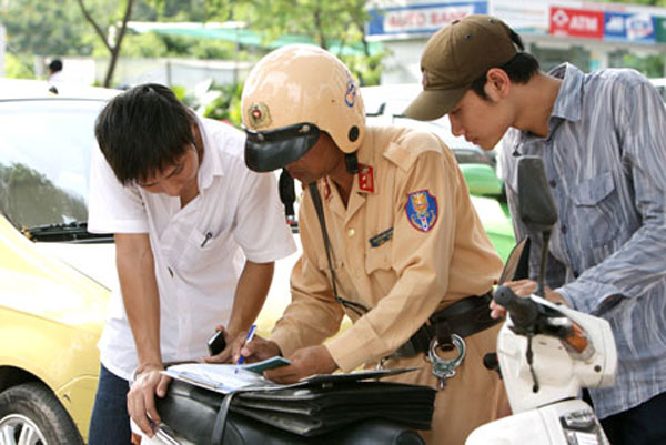 Tình huống tranh luận trong tuần: Đi sai làn đường phạt hơn 1 triệu đồng?