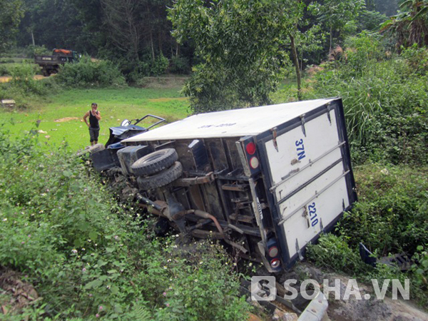  	Chiếc xe tải bị mất lái, lật nhào xuống bờ ruộng bên lề đường.