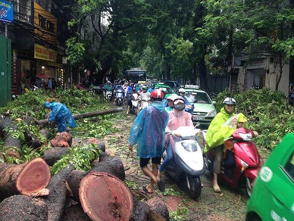 	Việc đi lại trên tuyến đường này gặp nhiều khó khăn