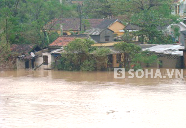 	Nước sông dâng lên khiến nhiều nơi trên địa bàn tỉnh Quảng Bình bị ngập sâu trong biển nước.