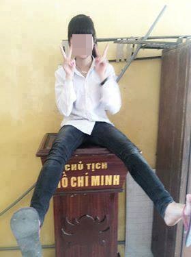 	Cô gái tạo dáng phản cảm trên bục tượng Chủ tịch Hồ Chí Minh. Bức ảnh hiện đang bị cư dân mạng 