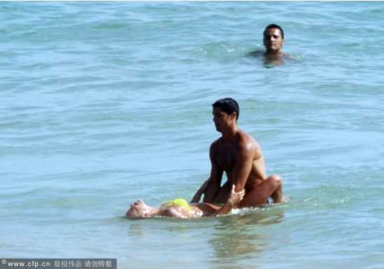 
	Ronaldo dạy Irina tập bơi?
