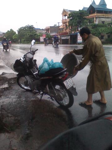 Nhiều người đi đường phải dừng xe vào nhà dân xin nước rửa mặt và phương tiện