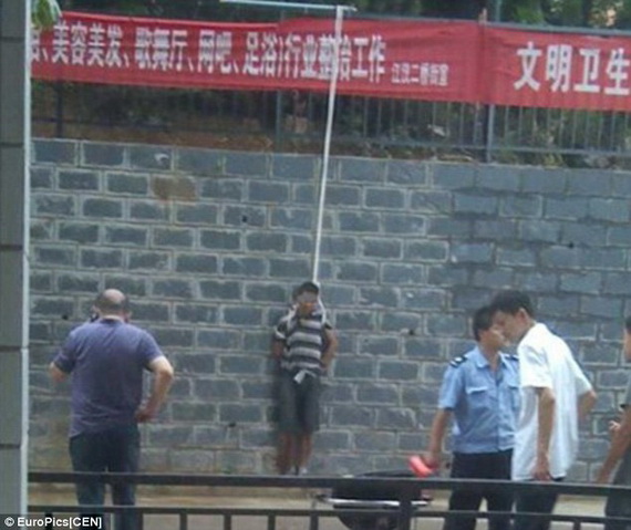 Trung Quốc: Trộm bị bắt, treo lên tường như thời Trung Cổ