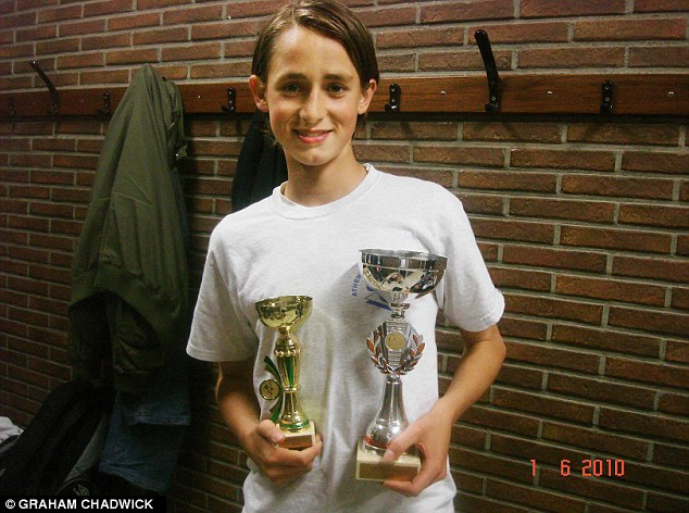  	Adnan Januzaj  làm quen với bóng đá từ khi mới chỉ là cậu nhóc 5 tuổi
