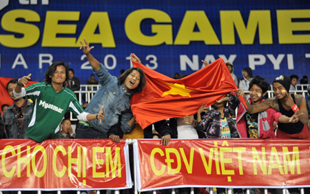 
	CĐV Myanmar cổ vũ cho các cầu thủ nữ Việt Nam