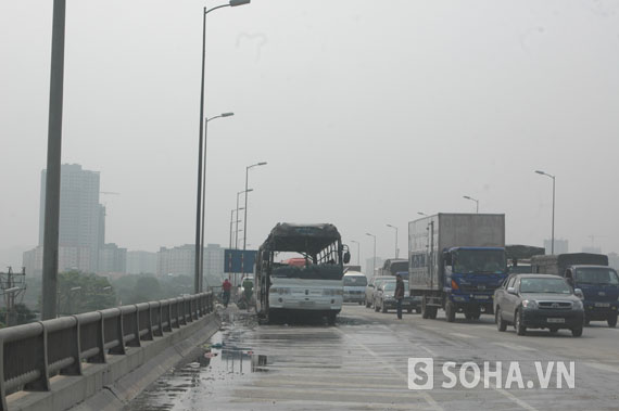 Sau khi phát hiện vụ việc, nhà xe đã sơ tán hơn 20 hành khách rời khỏi xe nên không gây thiệt hại về người và tài sản của hành khách.