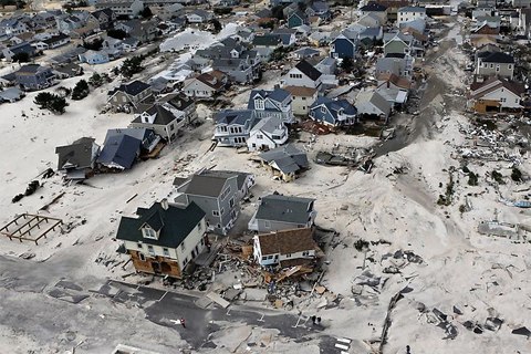 Cát tràn qua các con đường, xô đổ nhà  ở New Jersey do chịu ảnh hưởng của siêu bão Sandy vào năm 2012.