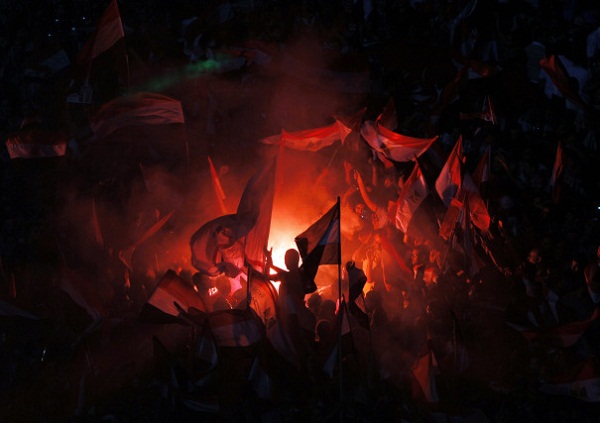 	Người biểu tình đốt lửa ăn mừng tại Quảng trường Tahrir, Cairo.