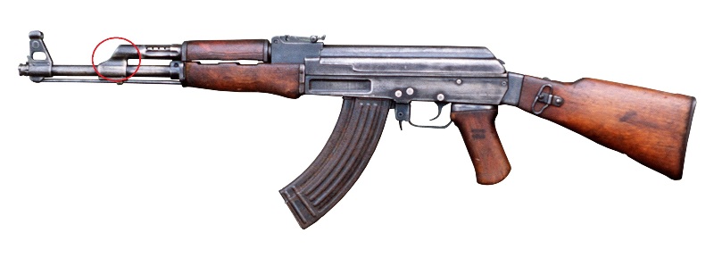  	AK-47 với lỗ trích khí hướng lên trên (vùng khoanh đỏ) có tác dụng làm nòng súng nẩy lên trên khi bắn