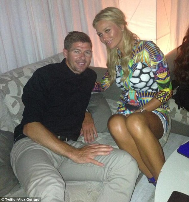 Alex Gerrard: Gái ba con vẫn mòn con mắt