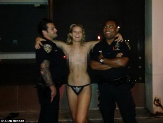 Mỹ: Người mẫu nữ ngang nhiên "khỏa thân" và chụp hình với cảnh sát