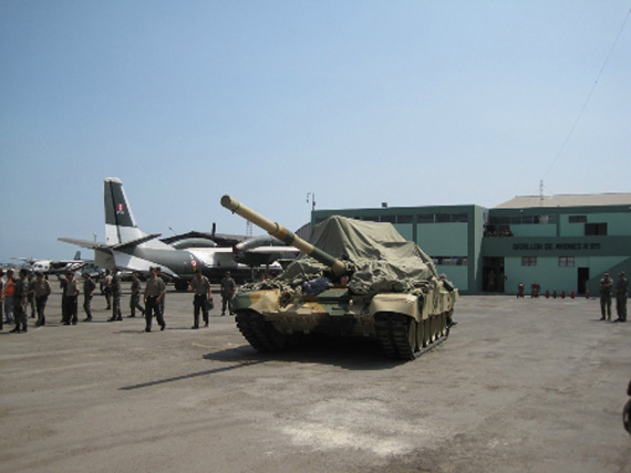 
	T-90S tại sân bay Jorge Chavez.