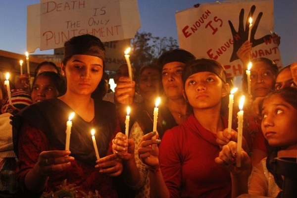 	Những người phụ nữ Ấn Độ dũng cảm đứng lên biểu tình phản đối xâm phạm tình dục phụ nữ.