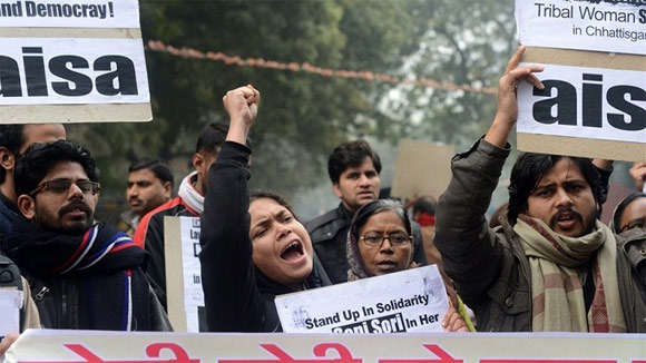 
	Làn sóng biểu tình phản đối bạo lực phụ nữ đang dấy lên mạnh mẽ ở Ấn Độ.