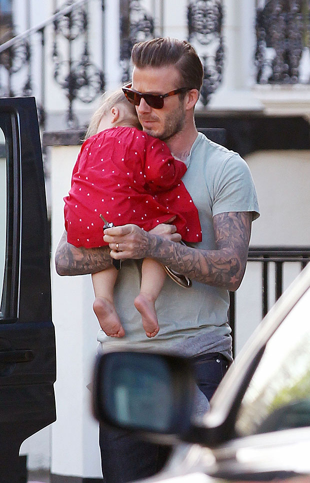 
	Becks và bế con gái nhỏ Harper ra xa hơi