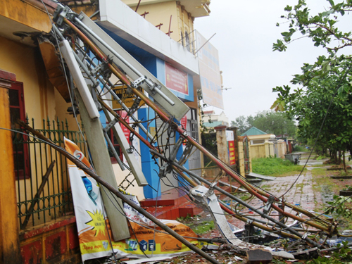 Một cột ăng ten tại Quảng Ninh bị gãy đổ trong bão.