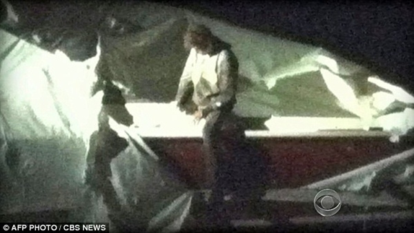 
	Hình ảnh từ camera cho thấy nghi phạm đã chui vào thuyền để trốn sự truy đuổi của cảnh sát.