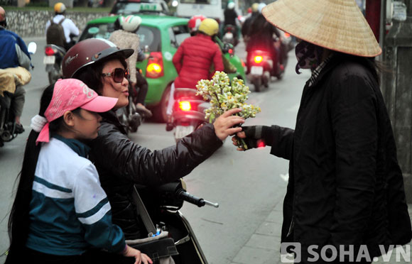 Nhiều người mua hoa bưởi để thờ cúng, làm hương liệu cho các món ăn tinh tế như chè bưởi, mía ướp hoa bưởi...hay đơn giản chỉ để lưu giữ chút hương của mùa hoa qua vội.