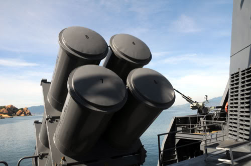 
	Các ống phóng chứa tên lửa trên tàu - vũ khí được coi như những thanh gươm chiến trận của hai vua