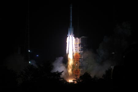 Tên lửa đẩy Trường Chinh 3B mang theo tàu thăm dò mặt trăng Hằng Nga 3 được phóng lên không gian từ Trung tâm phóng vệ tinh Tân Cương ở tỉnh Tứ Xuyên, Trung Quốc.