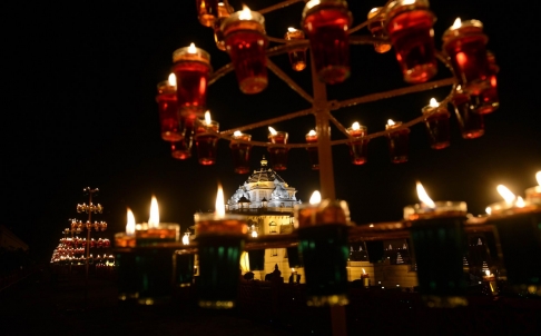 Ngôi đền  Akshardham ở Gandhinagar (Ấn Độ) được thắp sáng trong lễ hội Diwali.