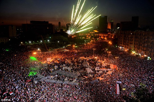 Hàng nghìn người tham gia biểu tình trên quảng trường Tahrir, yêu cầu Tổng thống Mohammed Morsi từ chức.