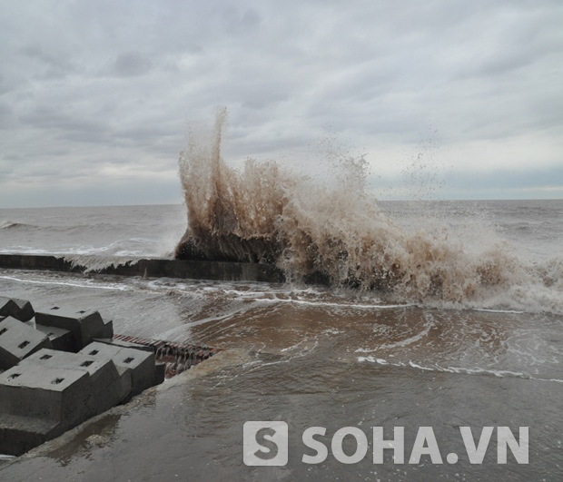 
	Sau khi bão qua bãi biển Quất Lâm (thị trấn Quất Lâm,huyện Giao Thủy,
	Nam Định) sóng cao từ 2 -3m đánh tràn qua mặt đê và gây ra ngập lụt
	tuyến đường quanh bãi tắm.
